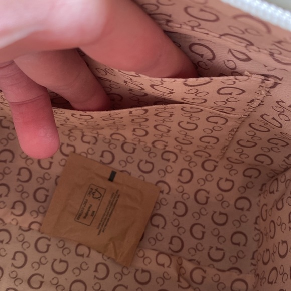 NWT white guess crossbody purse - Picture 5 of 11